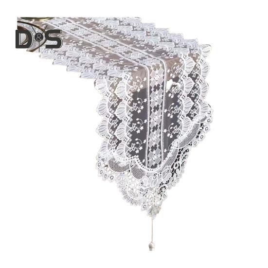 

Кружевной крючком флаг для стола с белой вышивкой и цветочным узором. Сезонное украшение для обеденного стола в фермерском стиле. M