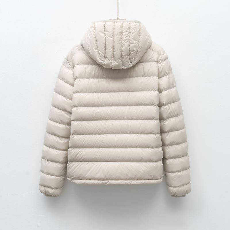 Herbst- und Winterlicht und einfache einfarbige Damenmode warme Daunenjacke mit Kapuze