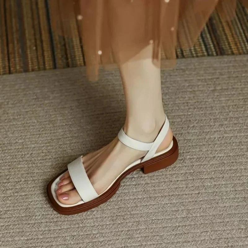Minimalistische braune flache Sandalen | Quadratische Zehenpartie, zwei Riemen, Retro, lässiger Komfort