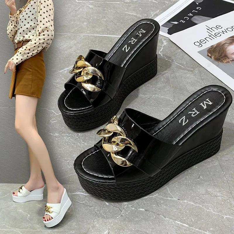 Fashion Slope Heeled Slippers for Women's Outdoor Wear 2024 Summer New Korean Version Metal Chain One Line Thick Soled Sandals