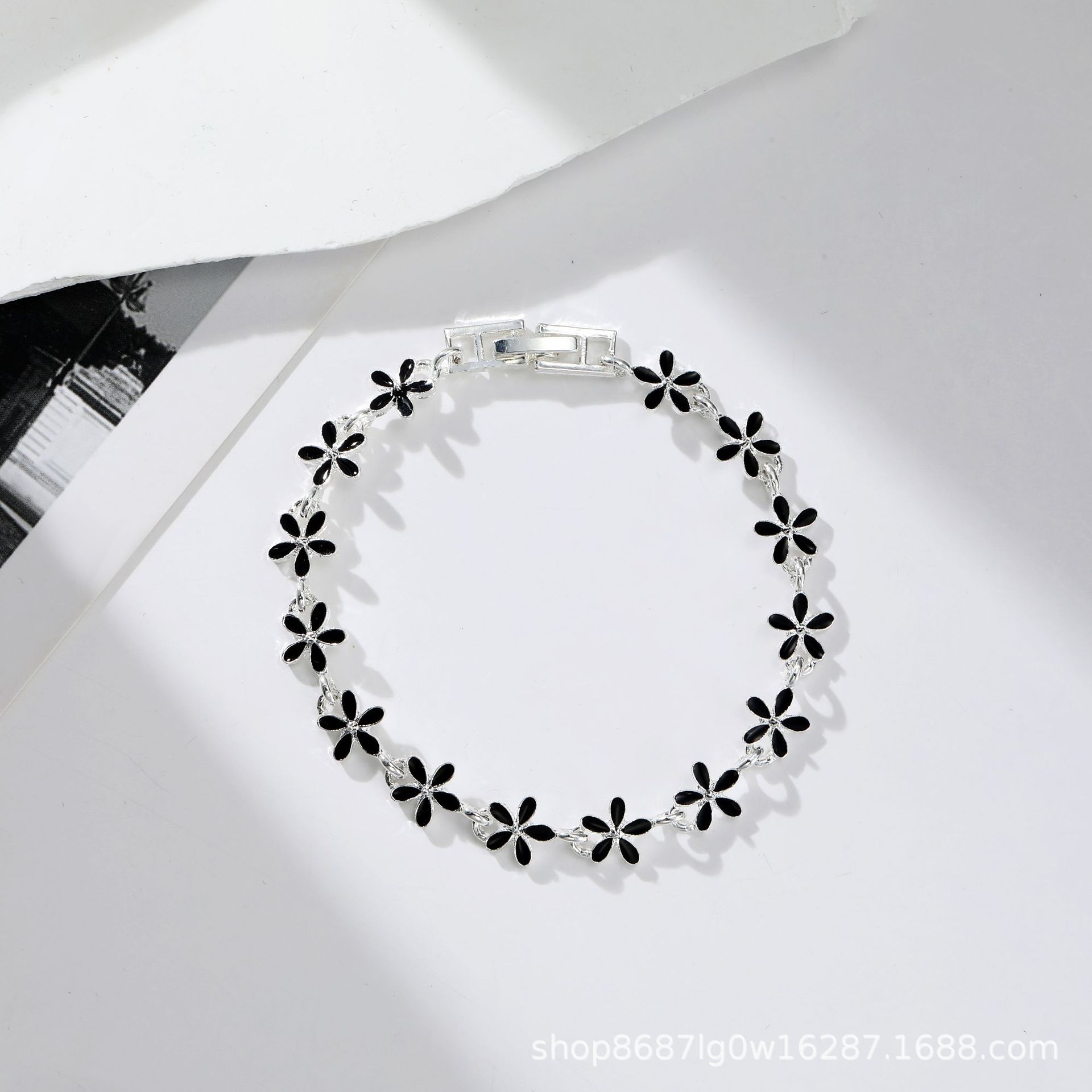 New Japanese and Korean versatile five-leaf clover bracelet niche design high-end cold wind light luxury bracelet чёрный
