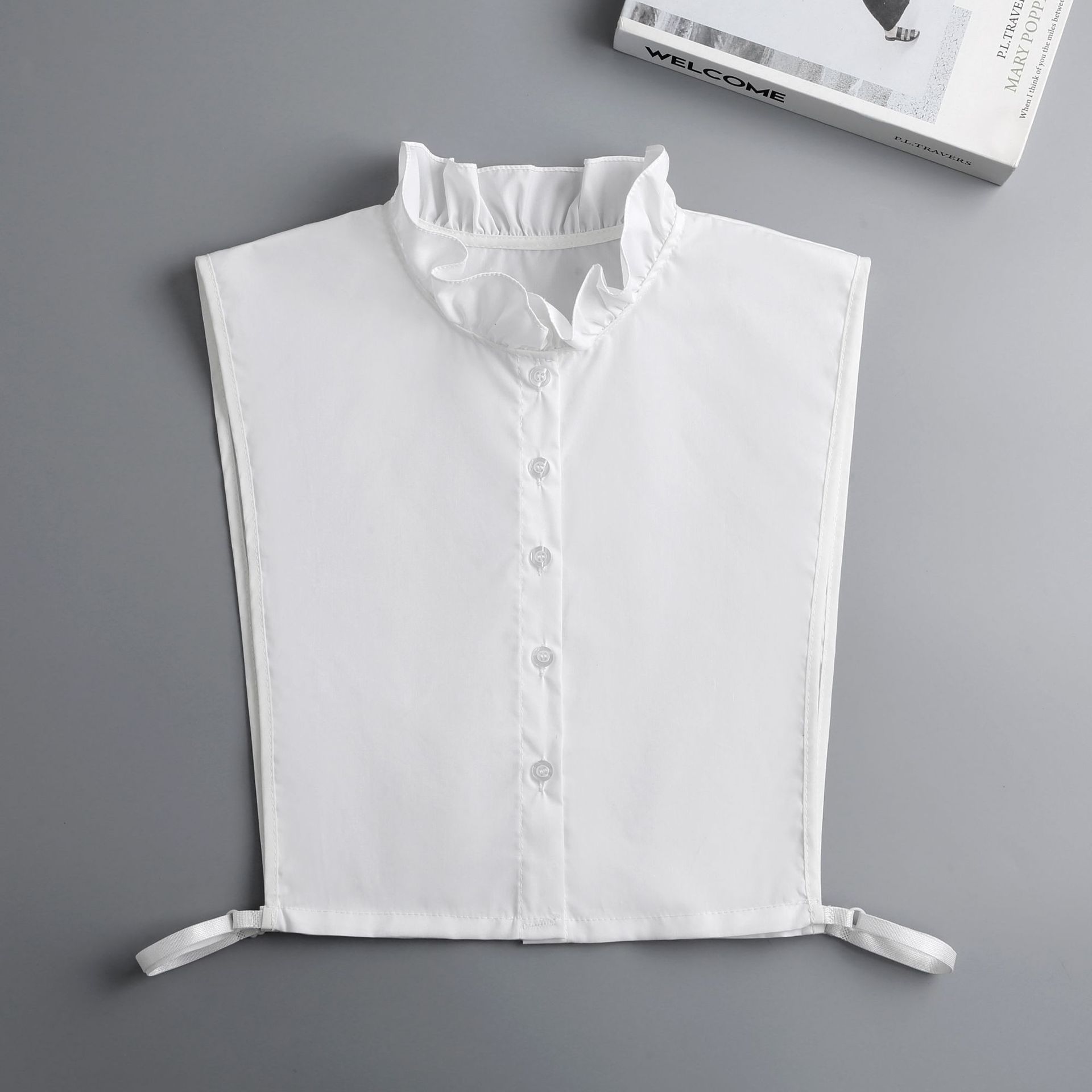 

Оборчатый грибок с фальшивым воротником и лацканами воротника белый