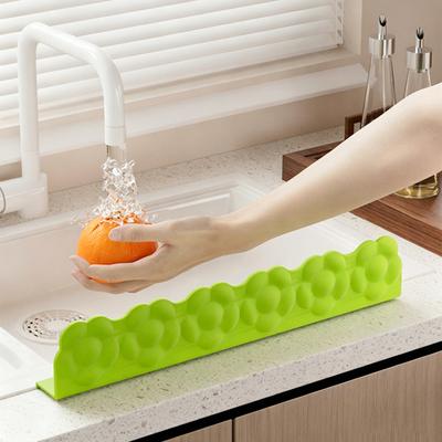 Silicone Sink Splash Guard Non-slip Suction Cup Water Splash Protector Reusable Kitchen Sink Countertop Edge Anti-Splash Shield Board