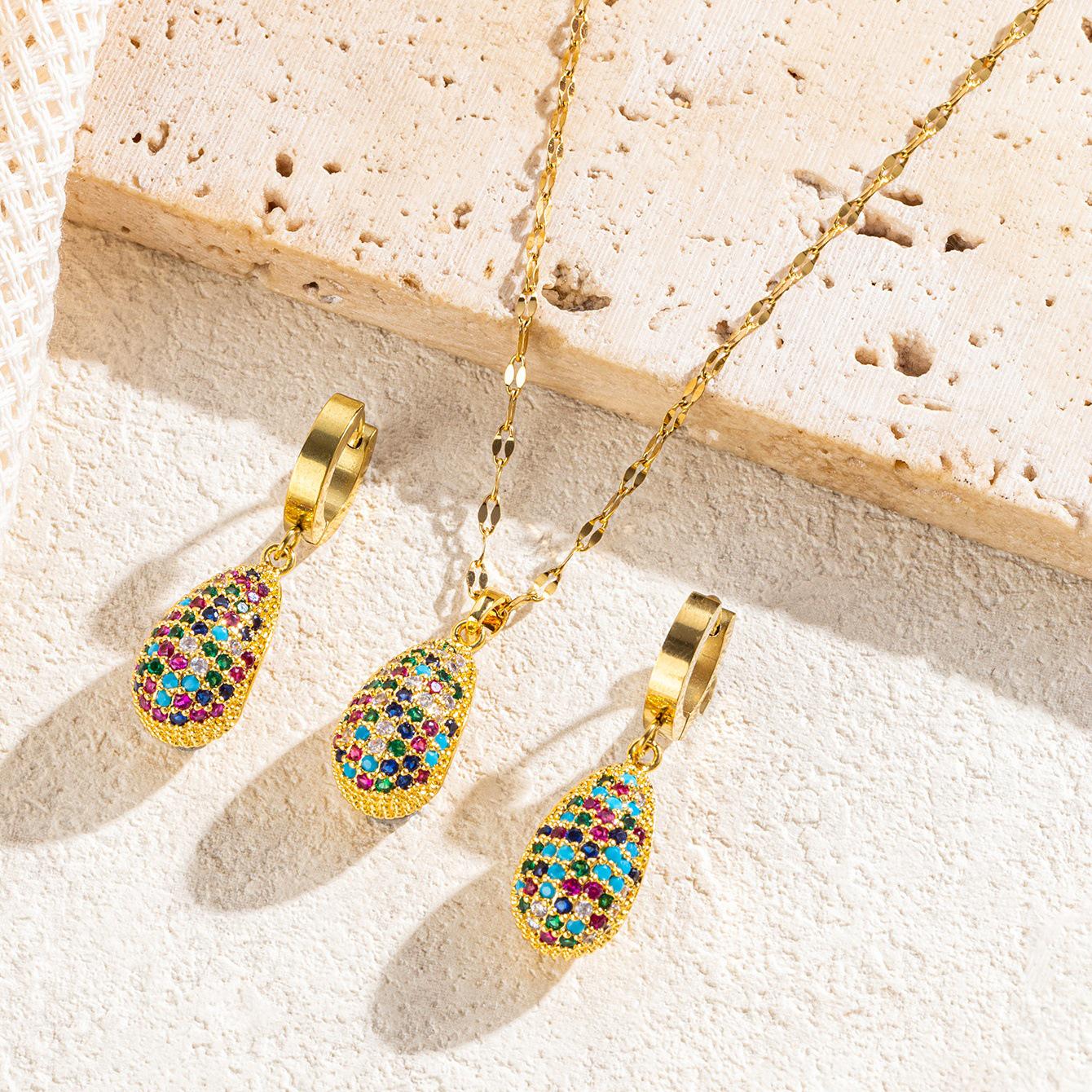 

Набор из колье и серег с цветными бриллиантами огранки «капля» и золотой цепочкой: Стильный и очаровательный золотой