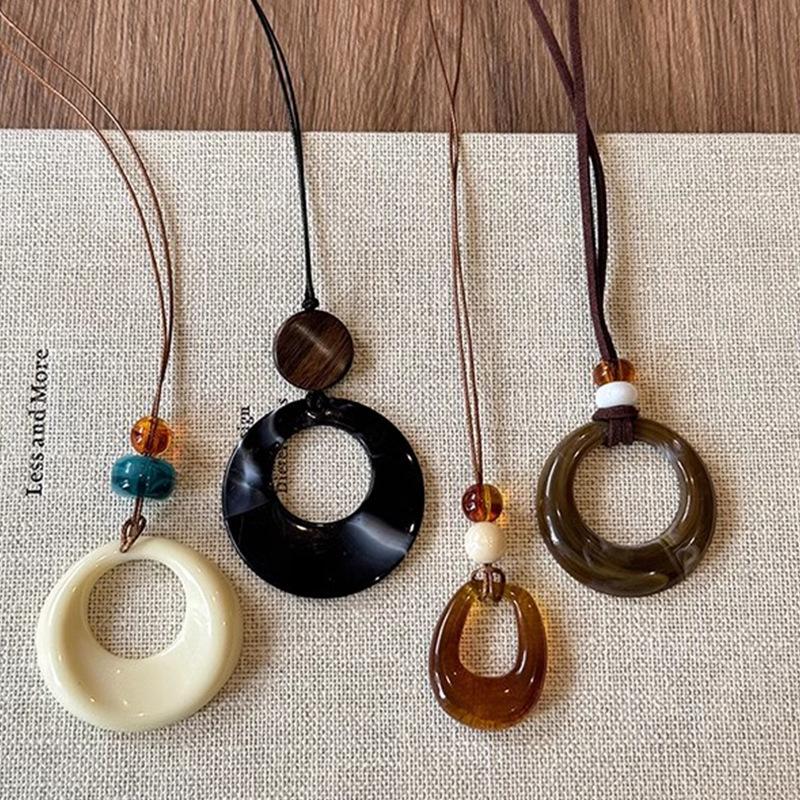 Fashion Resin Round Hollow Pendant Necklaces for Women Girls Vintage Long Rope Sweater Chain Necklaces Party Jewelry Accessories