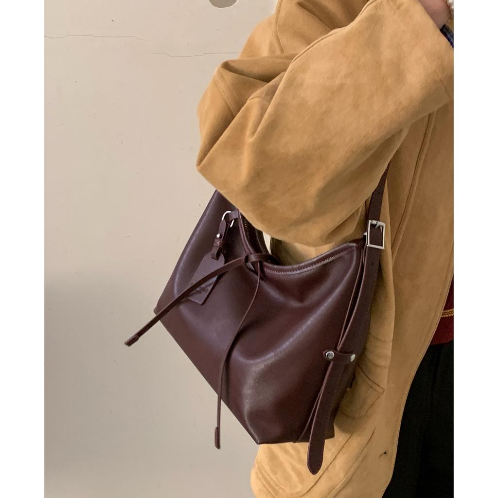 Retro high-end underarm bag women's 2025 new simple bucket bag versatile shoulder messenger bag one piece delivery
