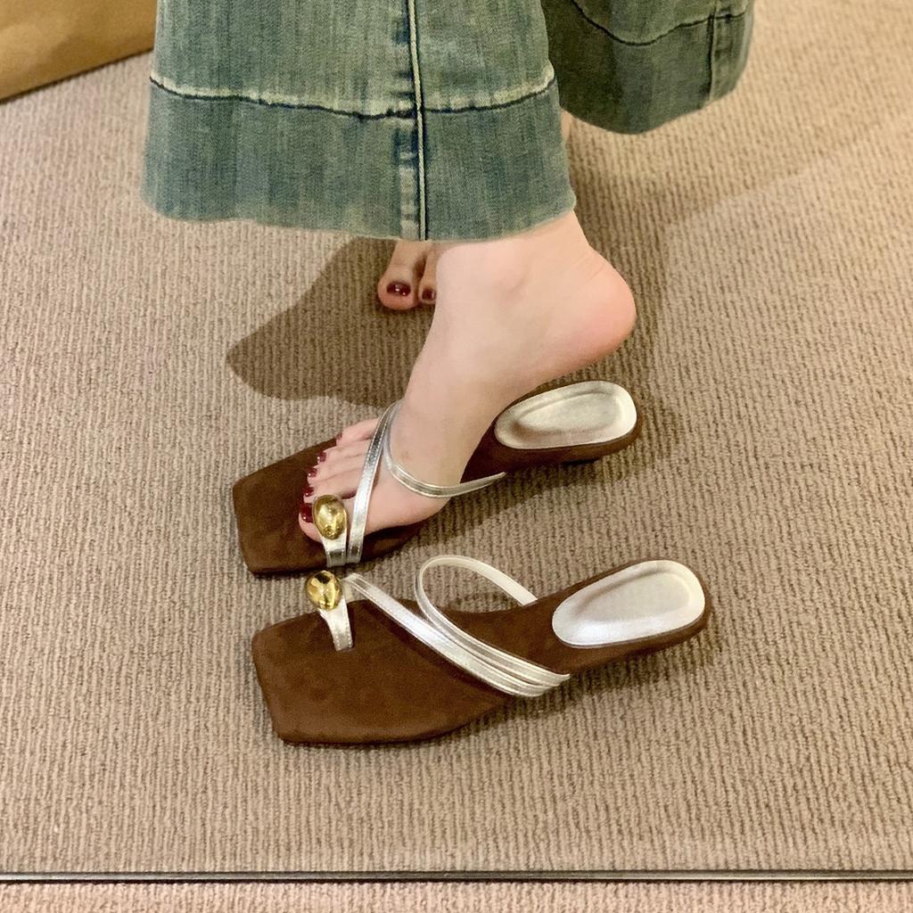 Small Slope Heel French Beautiful Silver Set of Toe Sandals Women's 2025 New Versatile Skirt Beautiful Beach Sandals