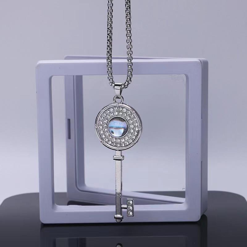 Set with synthetic diamonds, gemstone necklace, key pendant, simple fashion necklace, Japanese and Korean style versatile necklace.