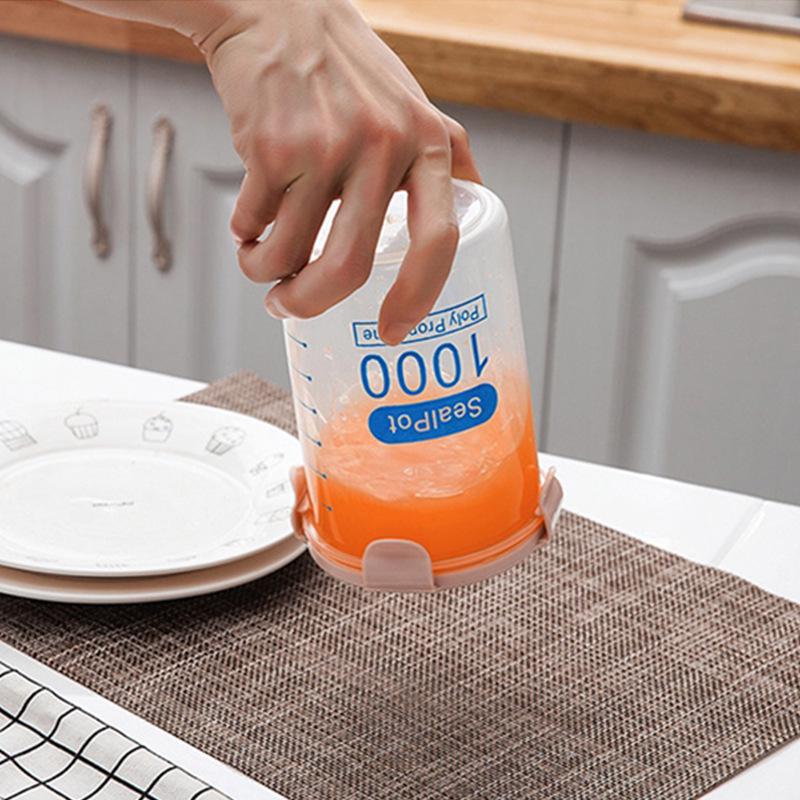 Průhledná plastová dóza se vzduchotěsným víčkem pro skladování potravin