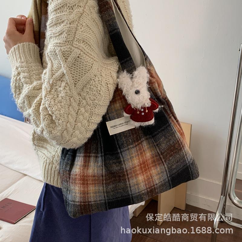 Casual large-capacity canvas bag women's 2025 new lightweight and versatile commuter shoulder underarm bag fashionable tote bag