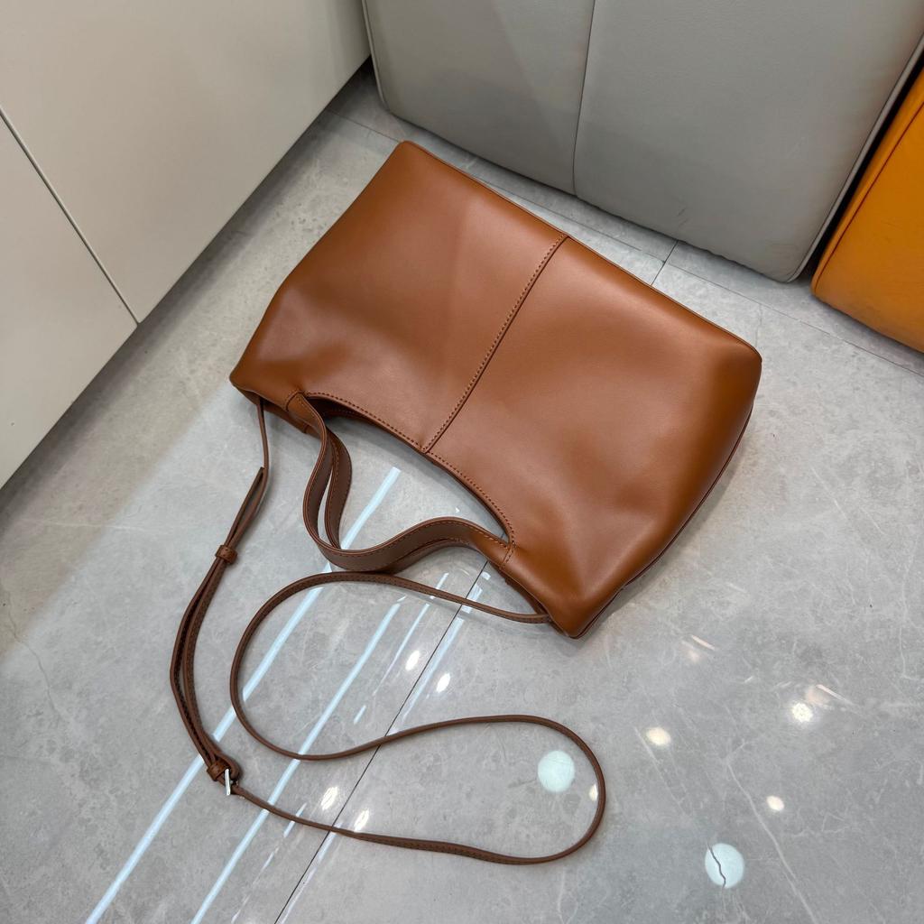 2025 Cross-border First-layer Cowhide Retro Large-capacity Magnetic Tote Bag Handbag Commuter Versatile Messenger Bag Bag Woman