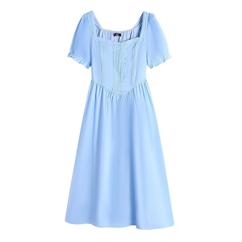 Kobieca letnia sukienka plus size o luźnym kroju i niszowym designie