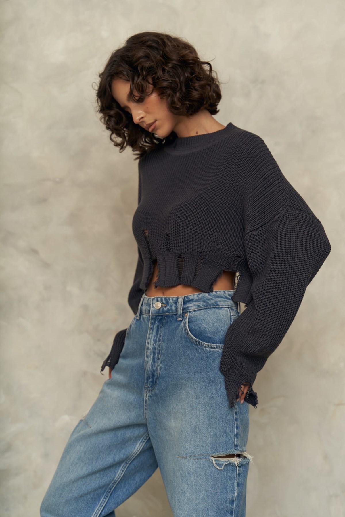 

Укороченный трикотаж с рваными деталями Cala дымчатого цвета