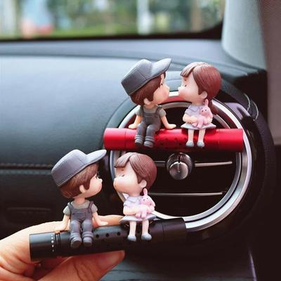 Lieblicher Auto-Lufterfrischer Paar Puppe Cartoon Liebhaber Autozubehör Innenraum Metall Aromatherapie Lüftungsschlitz-Clip Parfüm Ornament