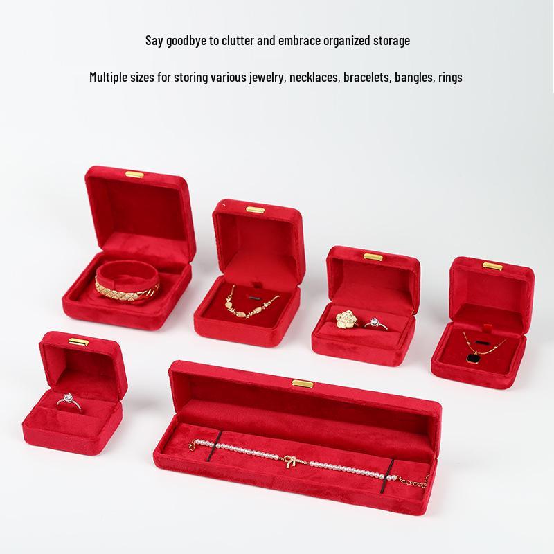 Cutie de bijuterii din catifea cu cataramă aurie pentru inele, coliere și brățări