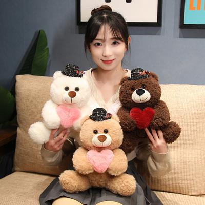 Roztomilý sedící plyšový medvídek s srdíčkem, plyšová hračka, medvídek lásky, objímající medvídek, panenka pro dívku, uklidňující hadrová panenka