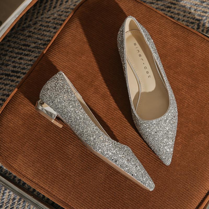 

2213 остроносые балетки женские 2025 новые на низком каблуке серебристые хрустальные свадебные туфли с открытым вырезом не утомляют ноги толстый каблук одинарные туфли 40