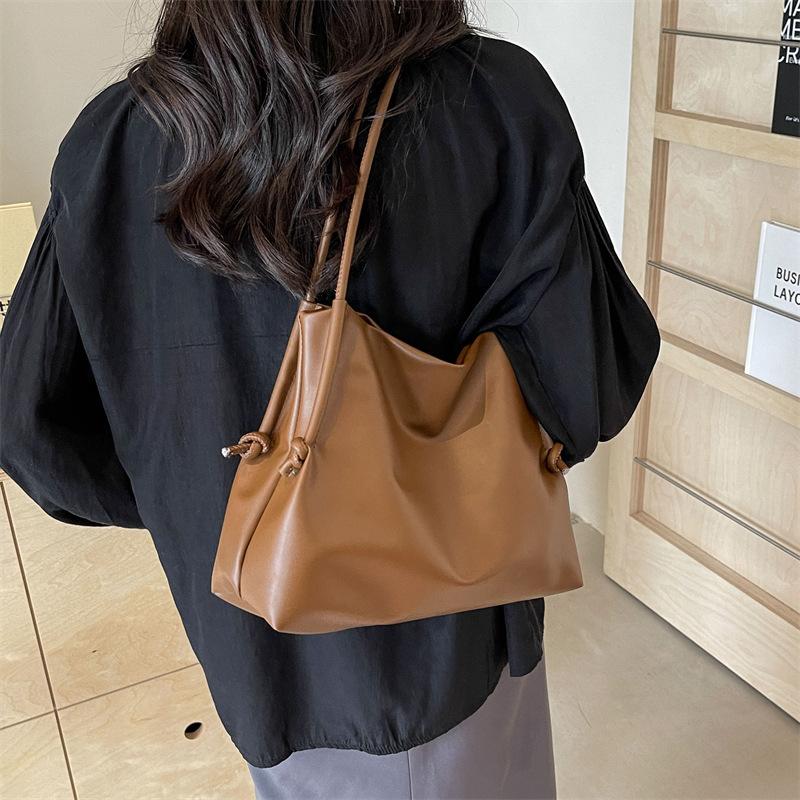 Simple Messenger Bag Women's 2025 New Spring and Summer Class Single Shoulder Foreign Style Commuting Large Capacity Soft Leather Tote Bag