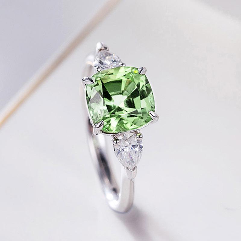 Cao Shi Luxurious Green Square Inlaid Ring: Elegant, Skin-Brightening Engagement Jewelry
