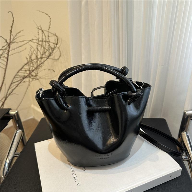 Hand Carry Small Bag Women's New Trendy Summer Popular Versatile Messenger Bag High-end Niche Bucket Bag