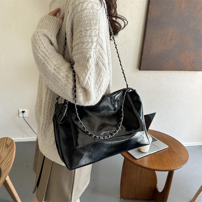 Summer Solid Color Large Capacity Foreign Style Trend Underarm Commuting Chain Stray Shoulder Support Extra Large Women'S Bag