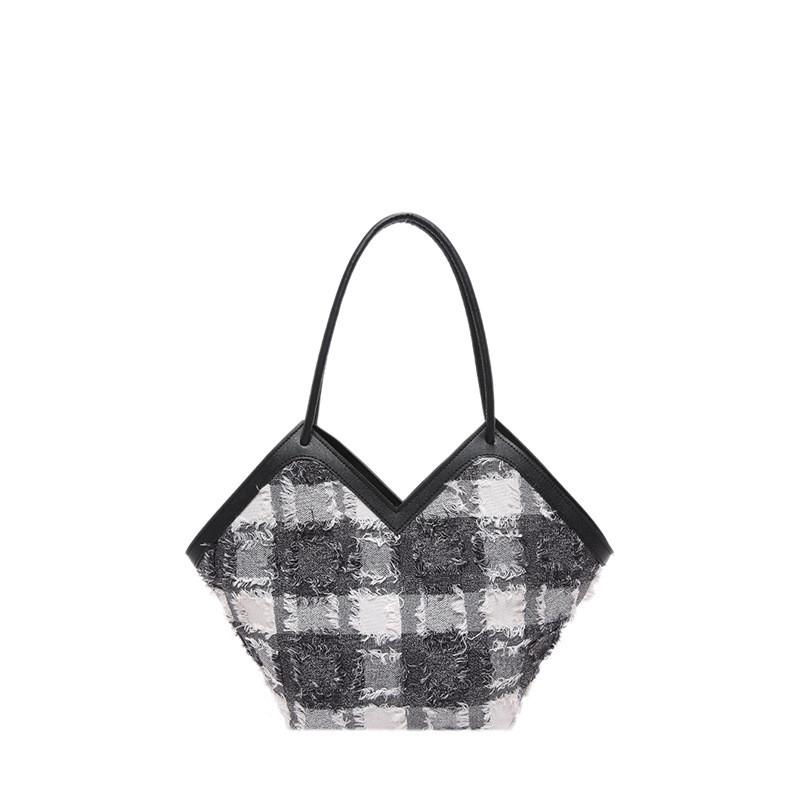 

Chic Fashionable Plaid Shoulder Bag For Women Stylish Versatile Handbag In Black White Blue And Fuchsia чёрный