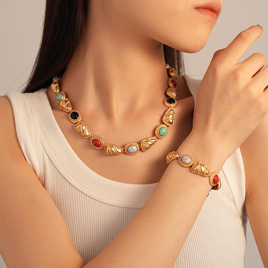 Colier Claviculă Geometric Uzat: Stil European & American, Design Retro Oval Triunghiular High-End pentru Femei