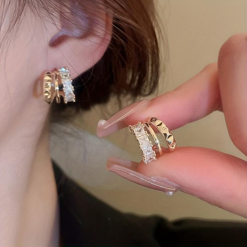 

Простые и шикарные трехслойные серьги С-образной формы – сверкающие и подходят для повседневного ношения.