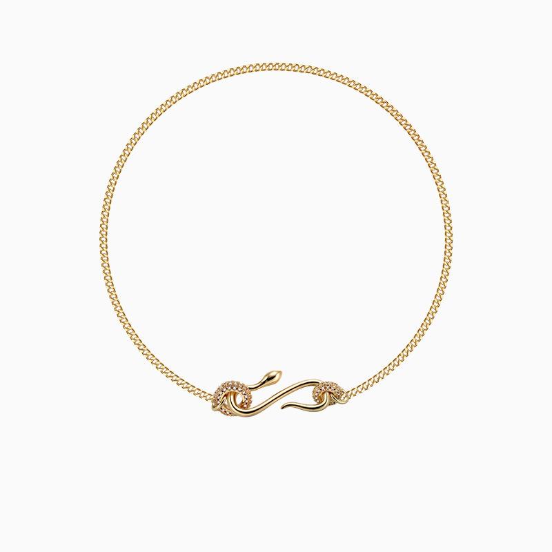 

Стиль: Легкая роскошь, индивидуальность, нишевый, модный, крутой. Кольцо полностью усыпанное бриллиантами, змеиное ожерелье, нейтральная, простая цепочка на ключицы, модный кулон.