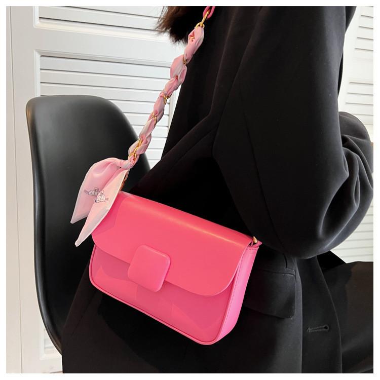 Small Crossbody Bag With Vintage Appeal And Street-style Fashion Elements красный