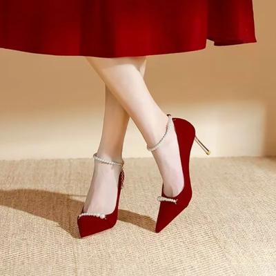 Mode Französischer Stil Rotes Wildleder Hochzeitsschuhe Perlen Knöchelriemen Stiletto Hohe Absätze Spitzschuh Slipper Chinesischer Retro-Stil Brautpumps