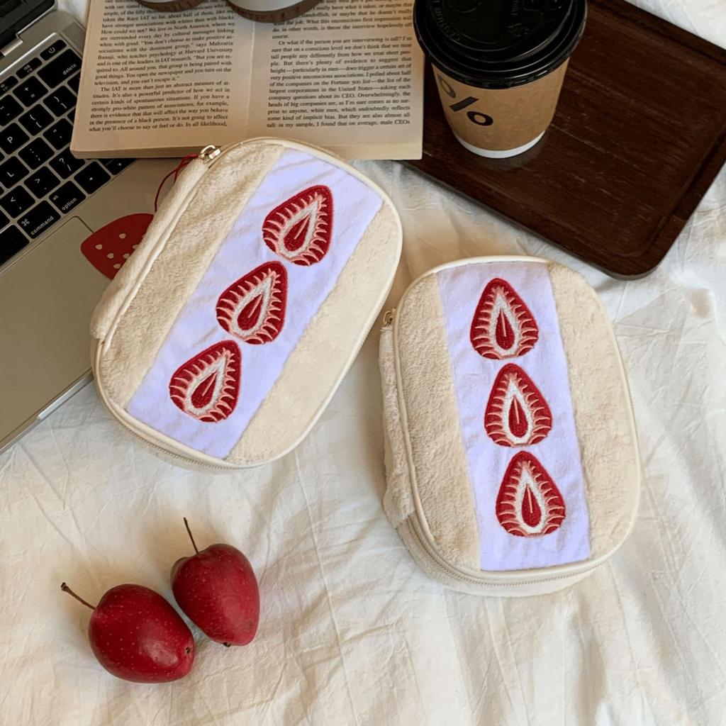 Trousse à crayons fraise brodée mignonne Boîte à stylos papeterie portable Sac de rangement multifonctionnel grande capacité Sac de rangement