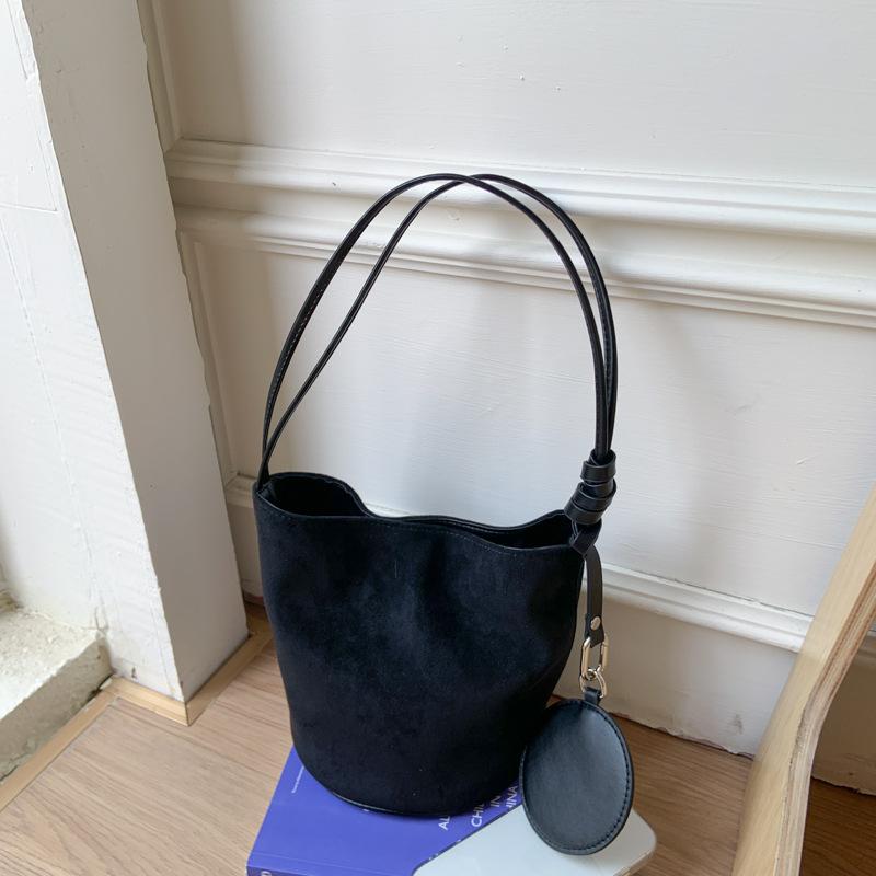 

Популярные сумки женская новая летняя универсальная матовая ретро сумка через плечо повседневная сумка-ведро чёрный