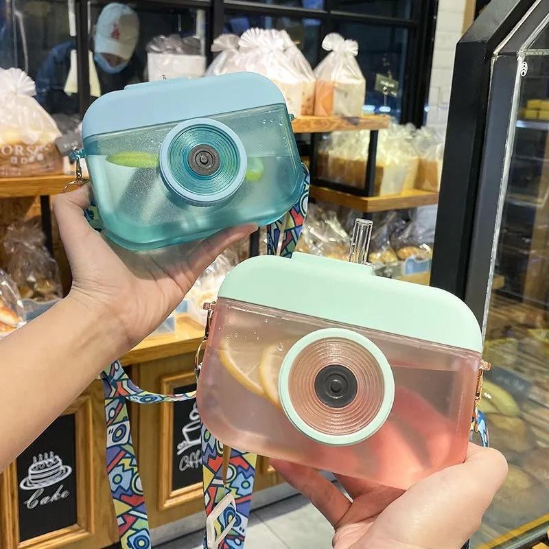 Bollitore per fotocamera carino da 400 ml Bottiglia d'acqua creativa per bambini con cannuccia Tazza per acqua potabile in plastica con cinturino portatile anticaduta per esterno