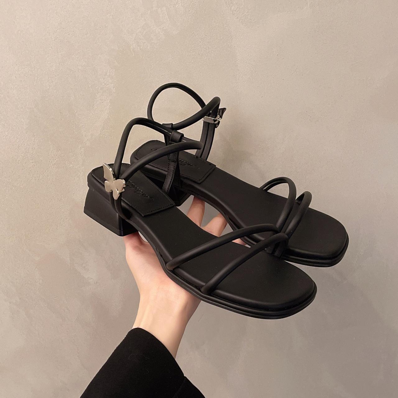 

Coarse heel French fashion versatile strap sandals women s summer wear 2025 new open-toed skirt with one-word sandals 35