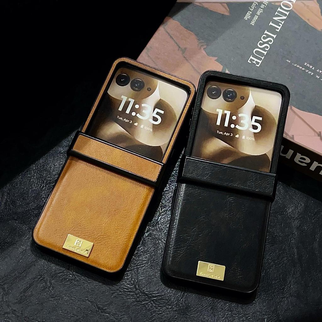 Samsung Z Flip7 Retro Crazy Horse Grain Magnetic Phone Case, Compatible with Flip6/5, Three-Section Nameplate Style.