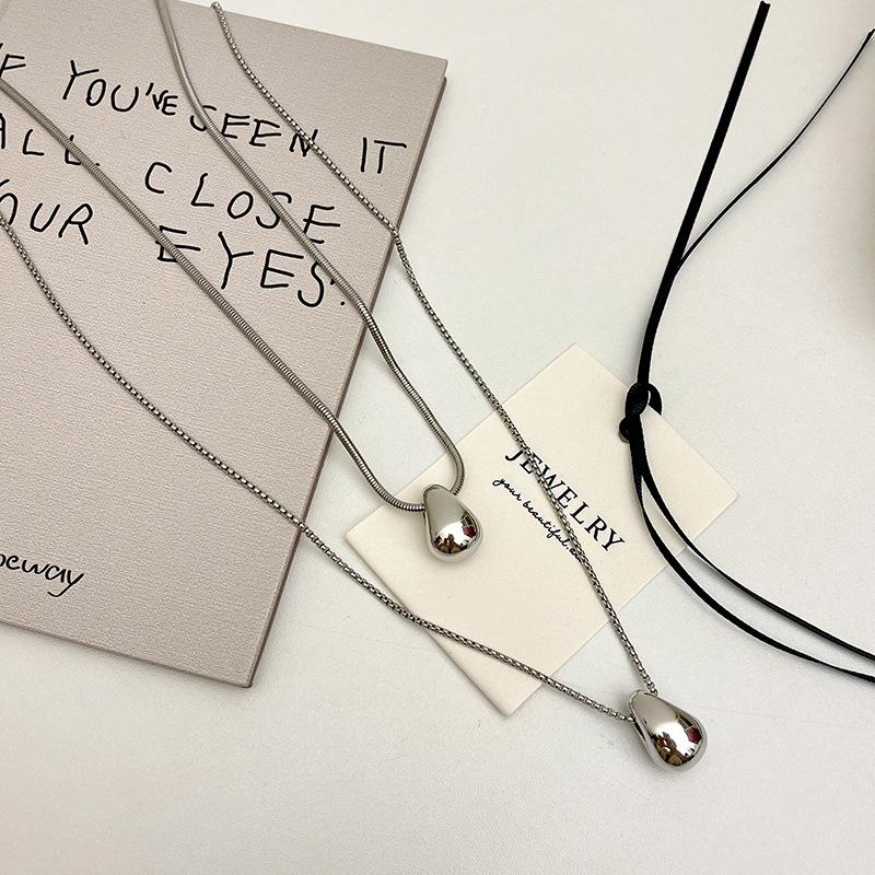 Elegante silberfarbene Tropfenform Halskette aus Titanstahl für Damen - Nicht verblassend, hochwertiges Tragegefühl, perfekt für lange Pulloverketten.