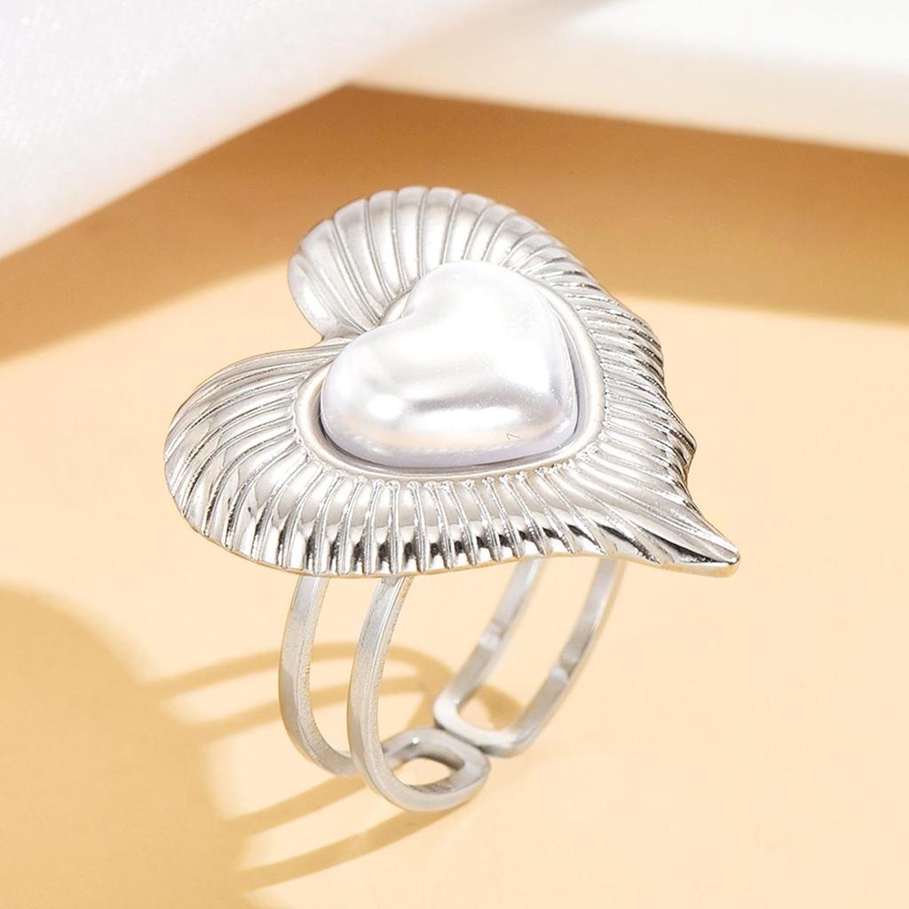 French Heart Pearl Ring: Romantic Stainless Steel with 18K Gold Plating - Fashionable Women's Jewelry 
