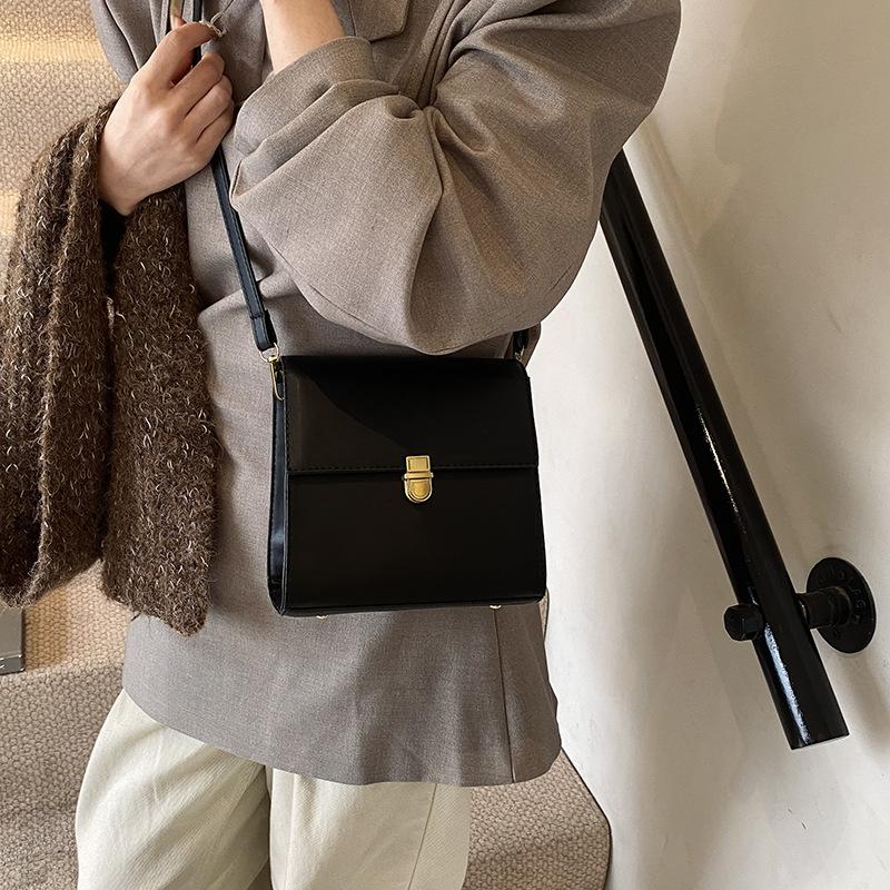 Retro Hong Kong style bag women's 2025 new trendy versatile messenger bag fashionable foreign style solid color flip shoulder bag women