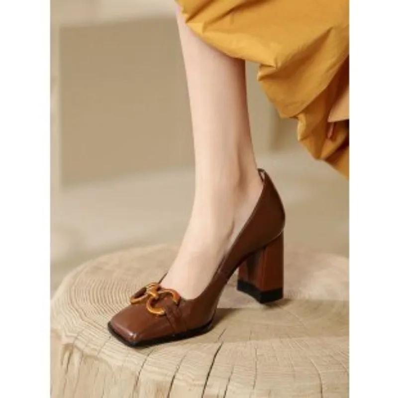 

2024 Новый стиль Матовые толстые каблуки Мягкие туфли-лодочки для женщин Туфли-лодочки Ретро мода Пряжка на высоком каблуке Женские туфли-лодочки 39 коричневый