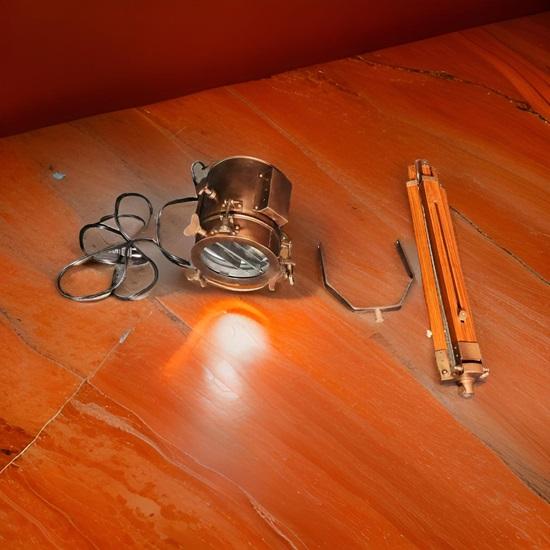 Reflektor w wykończeniu miedzianym ze statywem drewnianym Nowoczesna lampa podłogowa typu reflektor Dom, Biuro Dekoracyjna