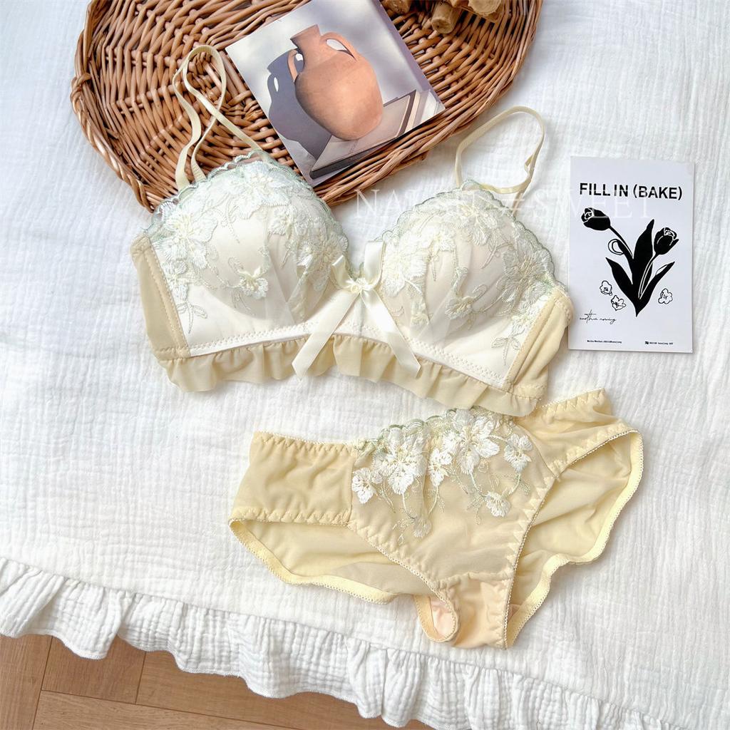 The new Japanese girls' underwear women's small breasts gather sexy lace pure desire without steel ring to close the breast top support bra cover