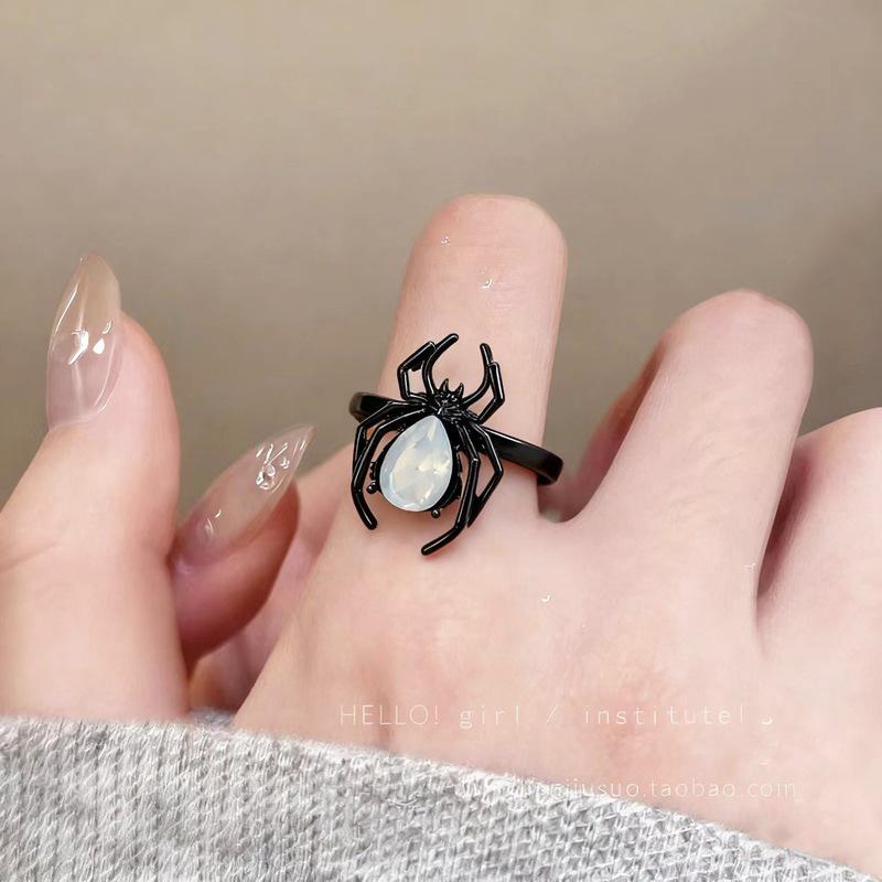 Dunkler Gothic Spinnenring für Damen: Einzigartiges offenes Design für Halloween und Festivals