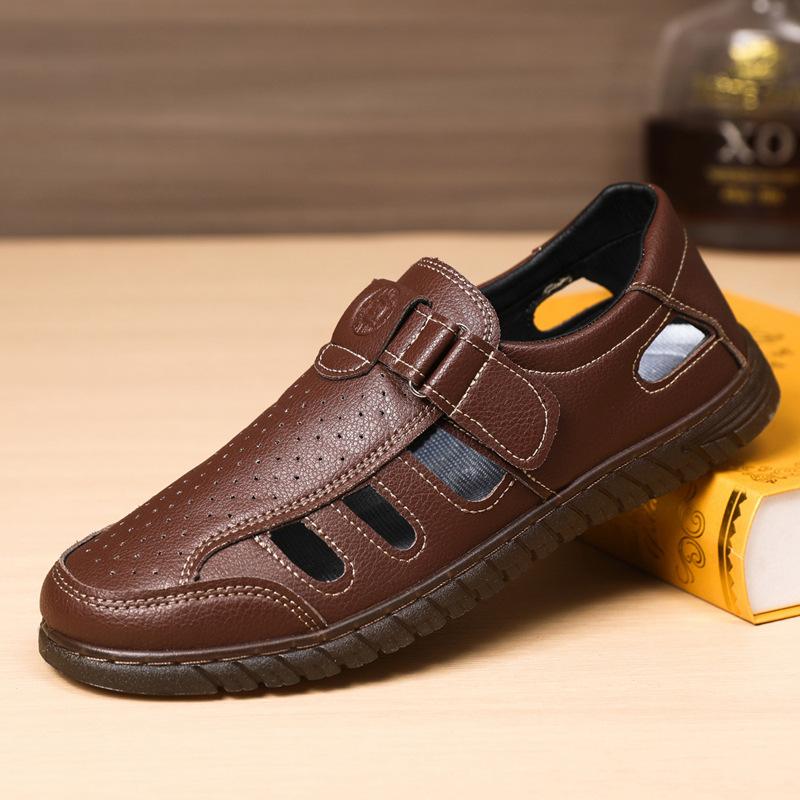

2024 лето новые деловые сандалии из перфорированной кожи для среднего и пожилого возраста, легкая дышащая обувь, мужские сандалии с отверстиями на липучке, крутая кожаная обувь 44 темно-коричневого