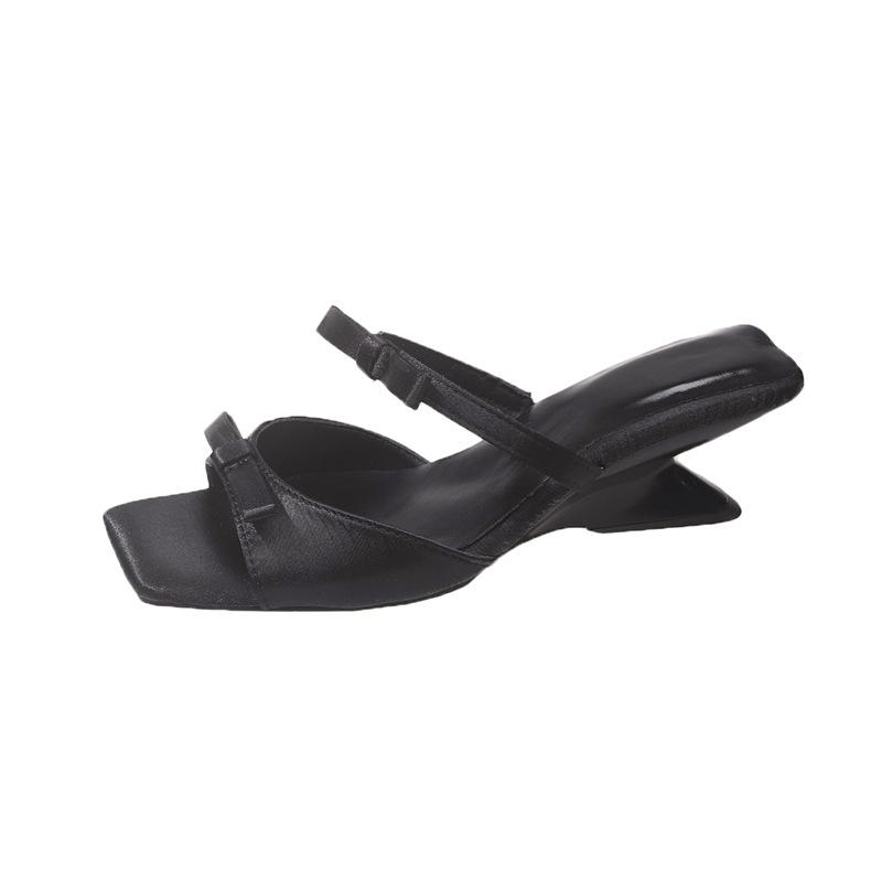 2025 summer new versatile sweet wind slippers fashion trend simple Internet celebrity sandals casual slope with cool slippers