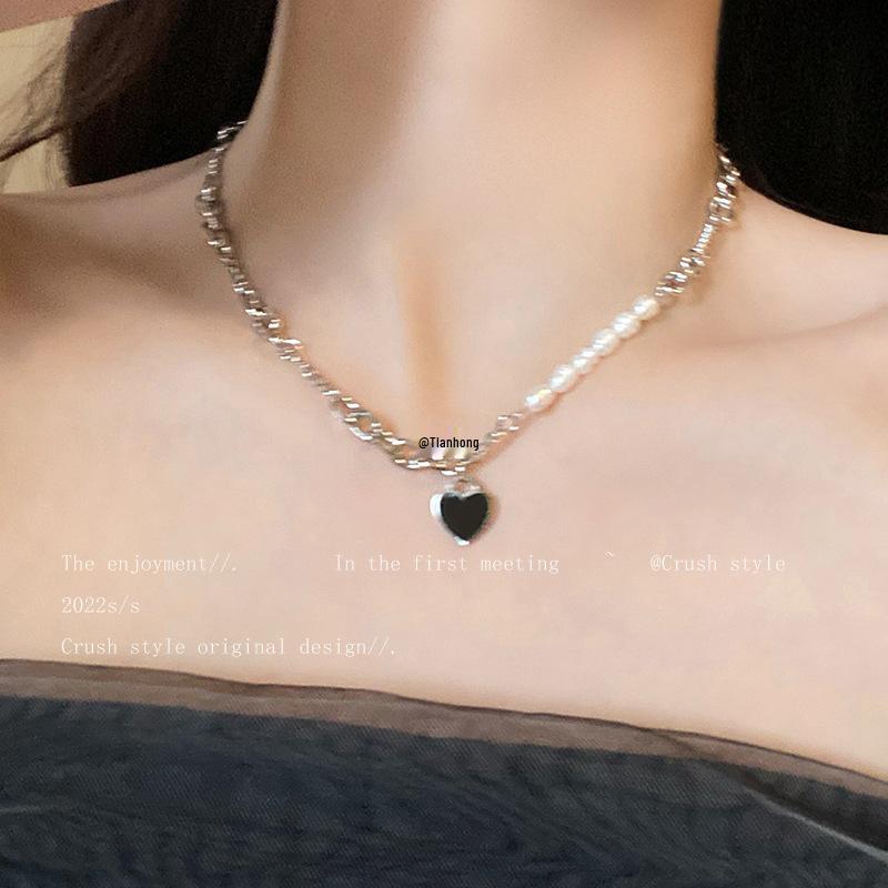 Naszyjnik sweterkowy Black Pearl Heart Baroque - Luksusowy łańcuszek na obojczyk dla kobiet