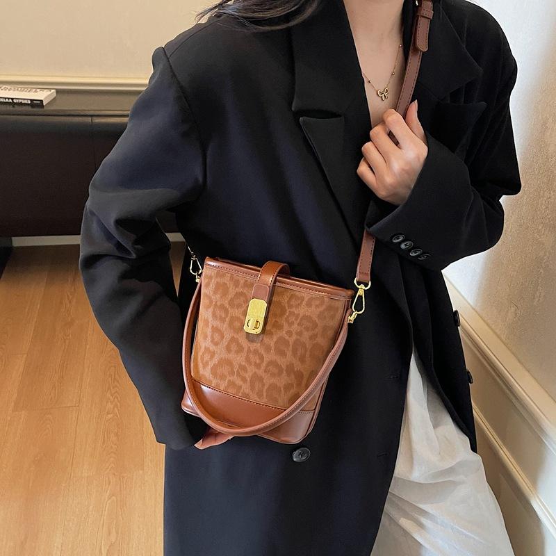 This Year's Popular Leopard Print Small Bag Women's Autumn and Winter 2025 New Retro Messenger Bag Korean Version Portable Bucket Bag