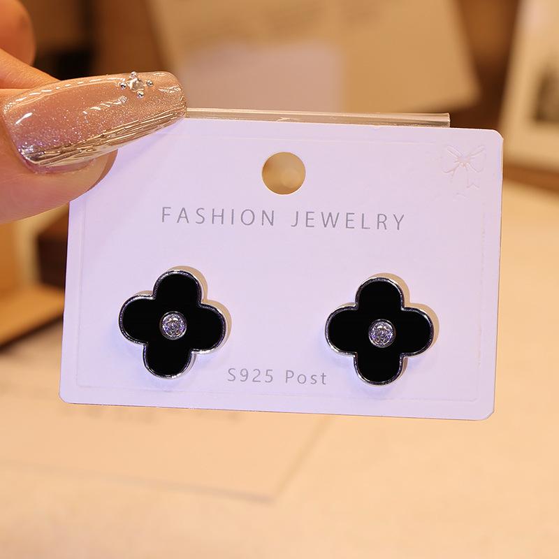 

Серьги-пусеты из серебра 925 пробы в корейском минималистичном стиле в виде четырехлистного цветка - Элегантные и универсальные для женщин