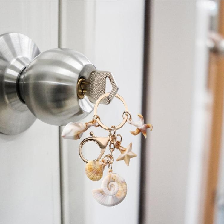 Exquisite Shell Keychain Conch Starfish and Star Pendant Keyring Bag Decoration Fashionable Beach Vacation Accessory