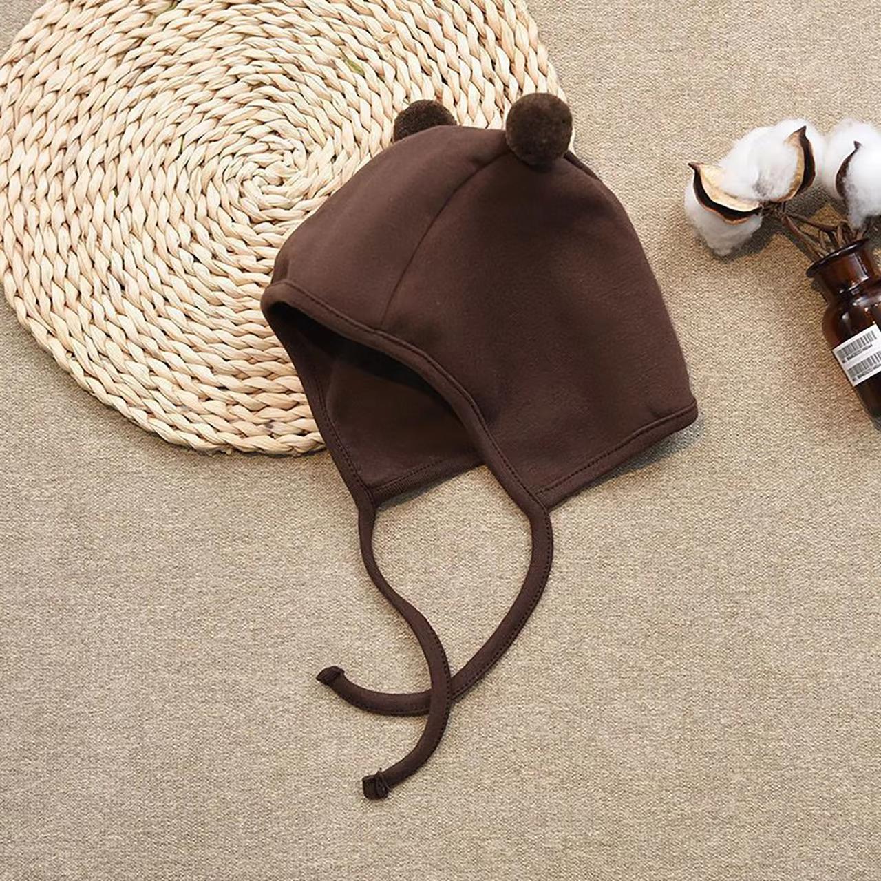 

Милая маленькая шапочка-помпон для малыша, однотонная, для новорожденного мальчика или девочки, с защитой ушей, весенне-осенняя, для младенца, малыша, на завязках, теплая шапочка-бини кофейный